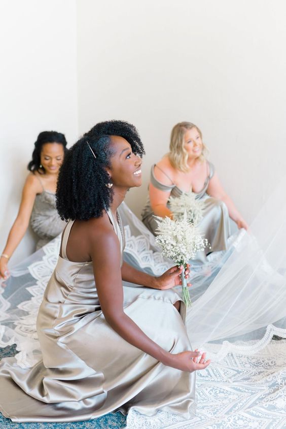 should-you-have-a-bridal-party-6-pros-and-cons-to-consider