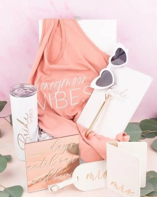 18 Thoughtful Wedding Gift Ideas For The Bride-to-be - Gifts That She ...